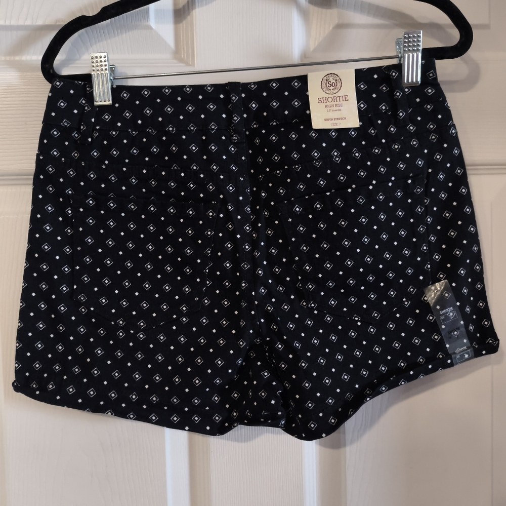 Kohls SO Sz 7 Shortie High Rise Stylish Black Patterned Women's Shorts - Picture 6 of 9